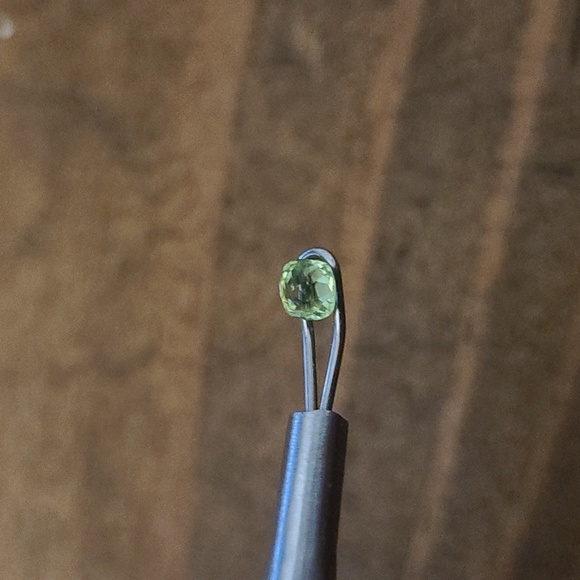 Peridot coloured GLS - Picture 2 of 2